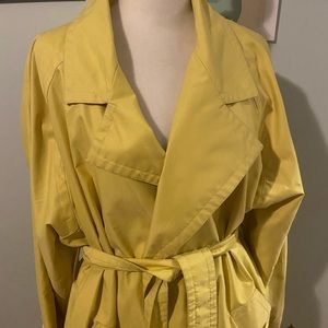 Yellow trench coat with pockets and oversized buttons